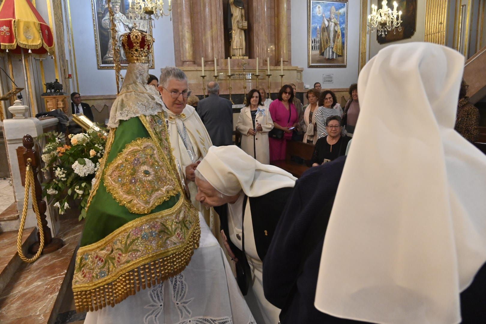 Castelló muestra su devoción por Lledó con el tradicional Paso por el Manto