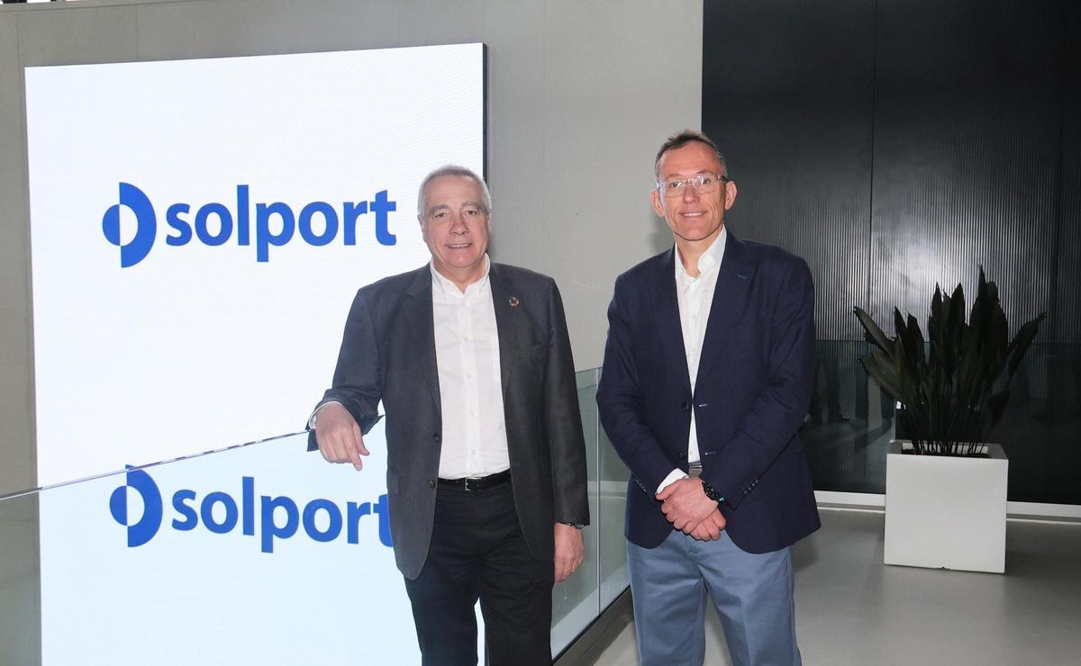El delegado especial del Estado en el CZFB, Pere Navarro, junto con Santiago Gómez, CEO y fundador de Solport