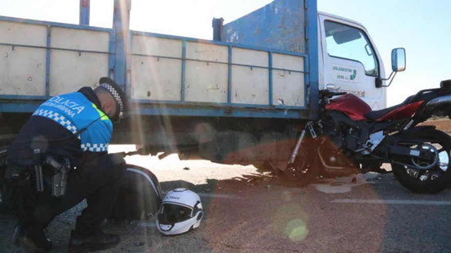 Un policia local en un accident amb una moto implicada.