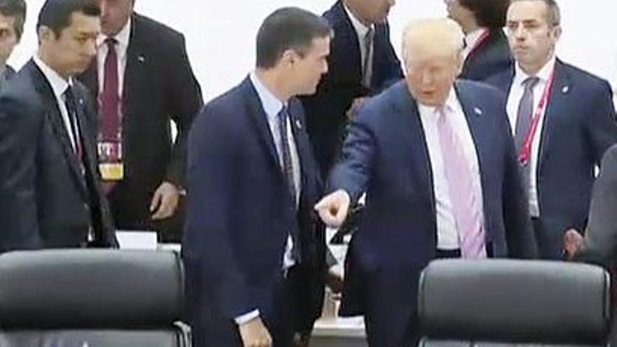 Trump le indica su sitio a Sánchez  |  Sánchez y Trump tuvieron ayer en Osaka un sorprendente encuentro. Sánchez saludó al magnate, que le dio una leve palmada en la espalda y solo se detuvo un instante para indicarle su sitio (arriba) mientras hacía un breve comentario, acogido por el presidente español con sonrisas (abajo). El gesto fue interpretado como un desaire, desmentido por fuentes del Ejecutivo español.