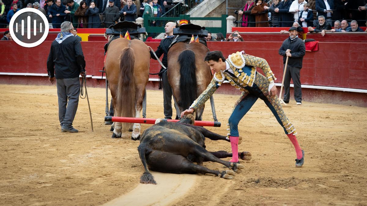 Roca Rey se despide de 'Frenoso' de Victoriano del Río en la vuelta al ruedo en la plaza de toros de València