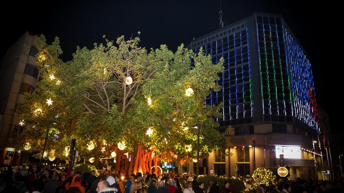 Torrent ya está decorada con luces para celebrar las fiestas más especiales del año