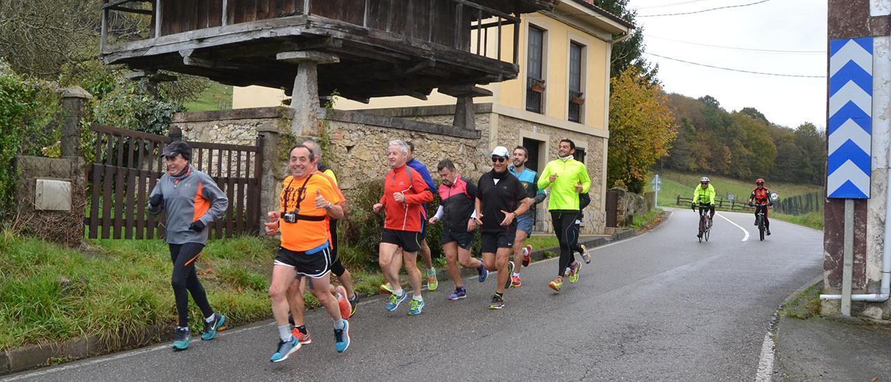 Juanjo Cima, rodeado de amigos, en la última etapa de su particular &quot;Vuelta a Asturias&quot;