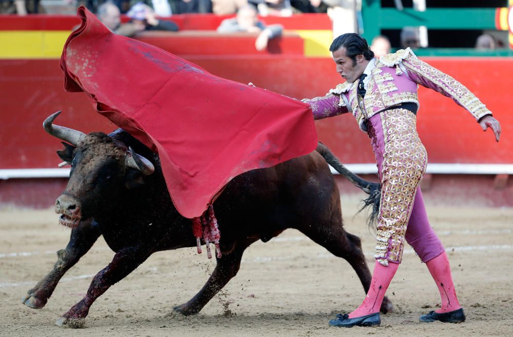 Corrida de toros de la Feria de Fallas con toros de Victoriano del Río-Toros de Cortés para Sebastián Castella, Miguel Ángel Perera y Román.