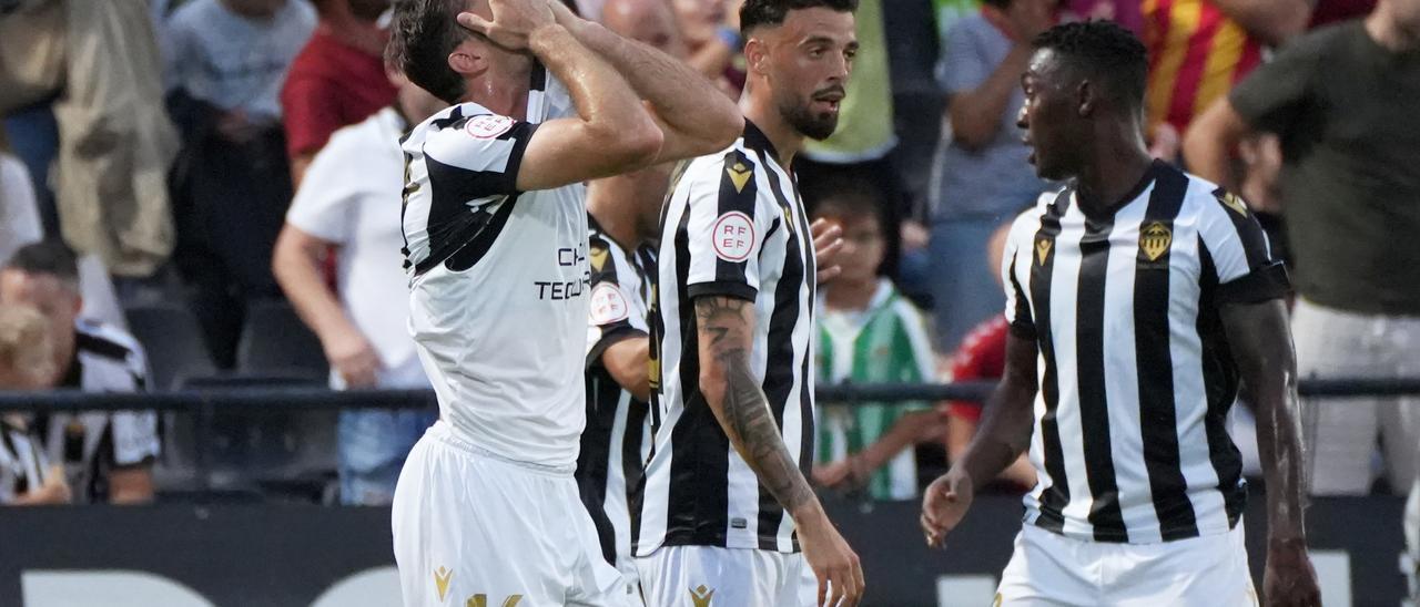 Manu Sánchez (16) ha marcado dos goles en el Castellón a pase de Cristian Rodríguez (6).