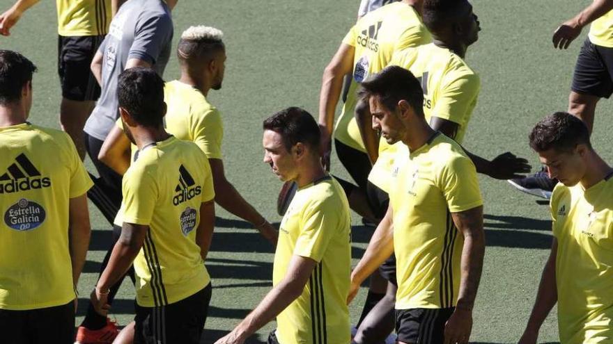 Los jugadores del Celta, durante el entrenamiento matinal de ayer en A Madroa. // Ricardo Grobas