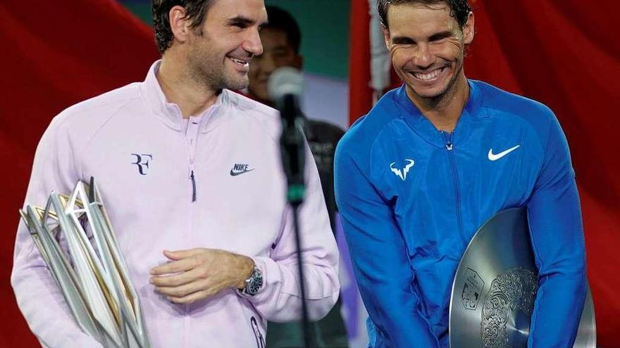 Roger Federer y Rafa Nadal, sonrientes, tras jugar la final de Shanghái que ganó el suizo.