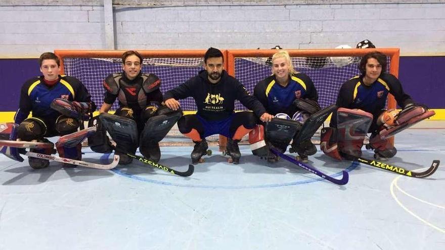 Diego Lago, en el centro, con los porteros australianos con los que trabajó durante quince días en Melbourne.