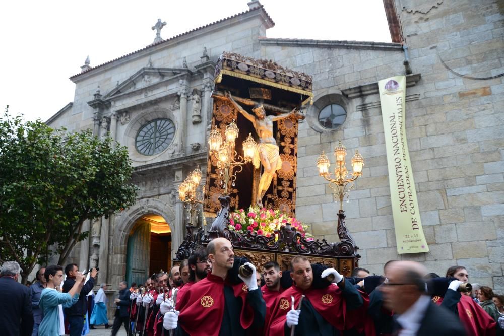 Recreacion de la Semana Santa de Cangas para el encuentro de cofradias que tuvo que ser acortado por las lluvias