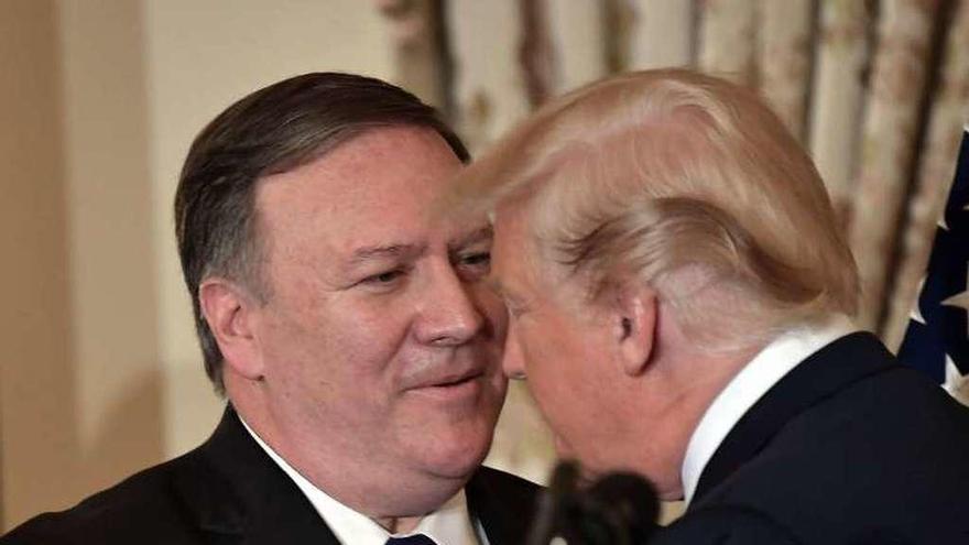 Trump abraza a Pompeo en su jura como nuevo secretario de Estado.