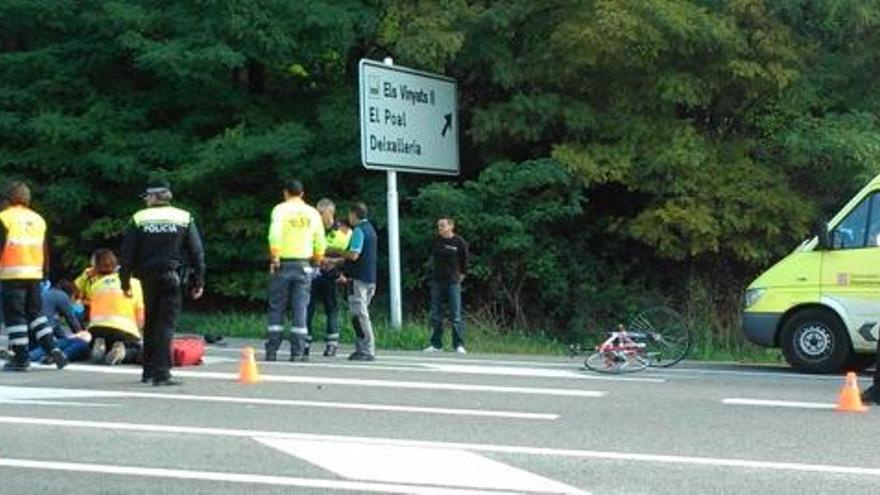 Personal mèdic, atenent el ciclista ferit, aquest divendres al matí