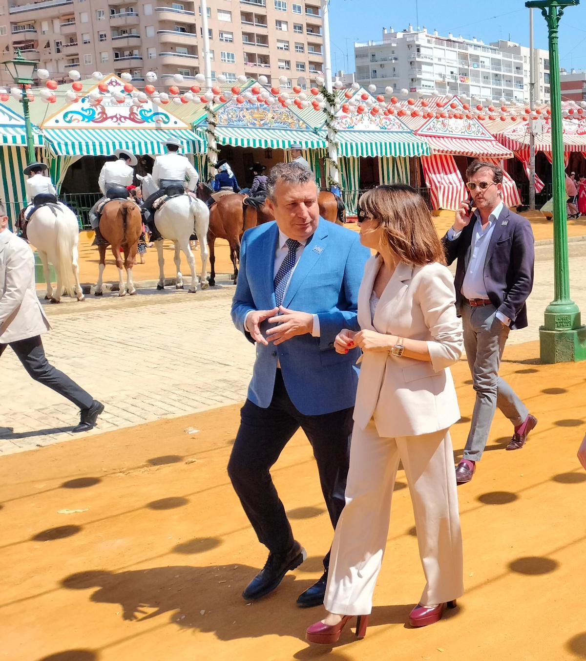 Raquel Sánchez paseo junto a Javier Fernández en el Real
