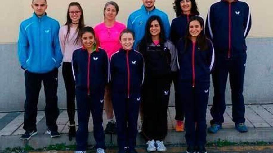 Sobre estas líneas, el equipo del Avilés Tenis de Mesa que participó en Valladolid; a la derecha, Raquel Bonilla levanta el trofeo de campeona.