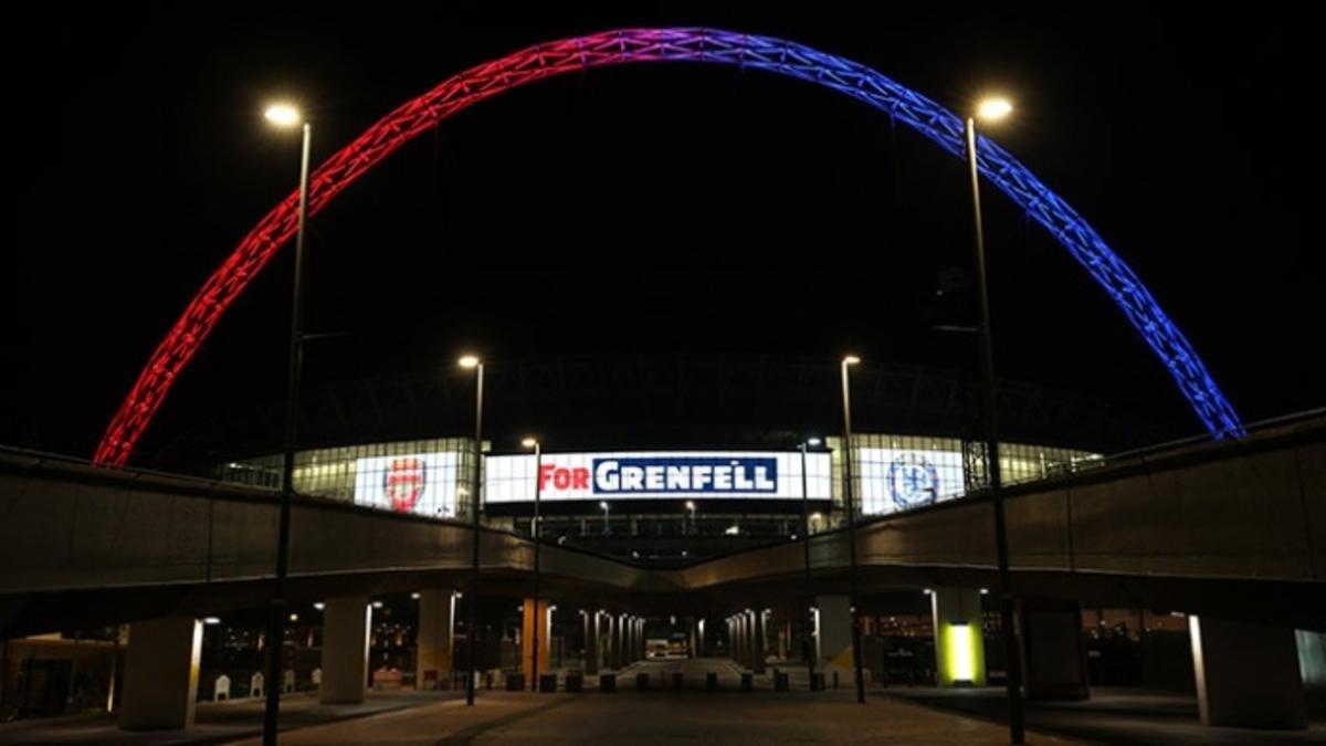 El estadio de Wembley, con los colores de Arsenal y Chelsea y una inscripción en recuerdo de las víctimas del incendio de la 'Grenfell Tower'.