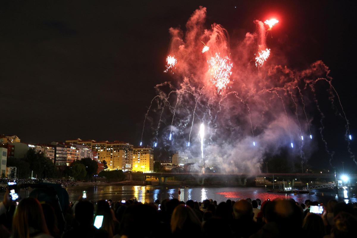 Los fuegos artificiales iluminan las fiestas de Bouzas