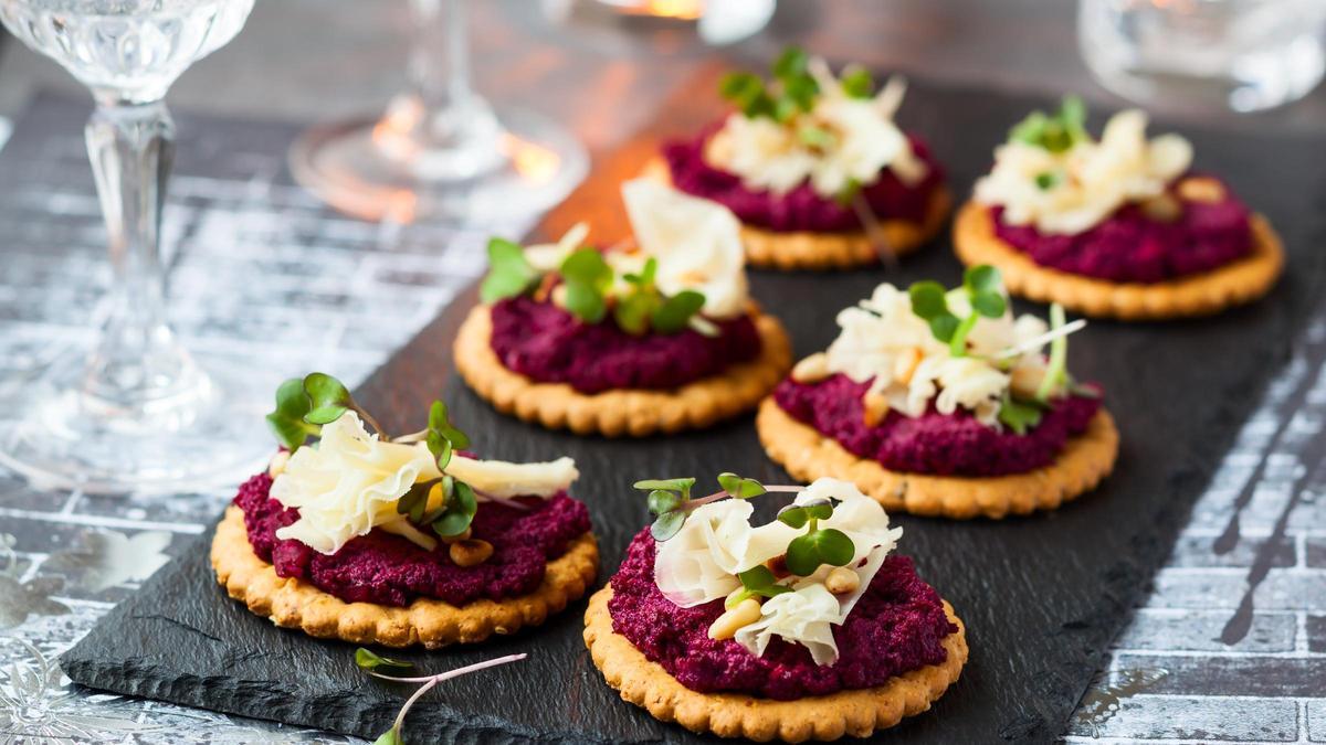 Canapés de remolacha y parmesano.