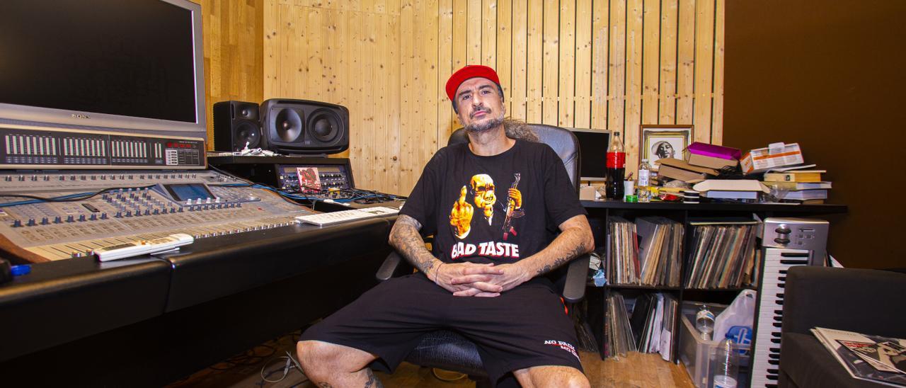 El rapero zaragozano Sho-Hai, la pasada semana en el estudio Rap Solo de Zaragoza, donde se grabó el disco.