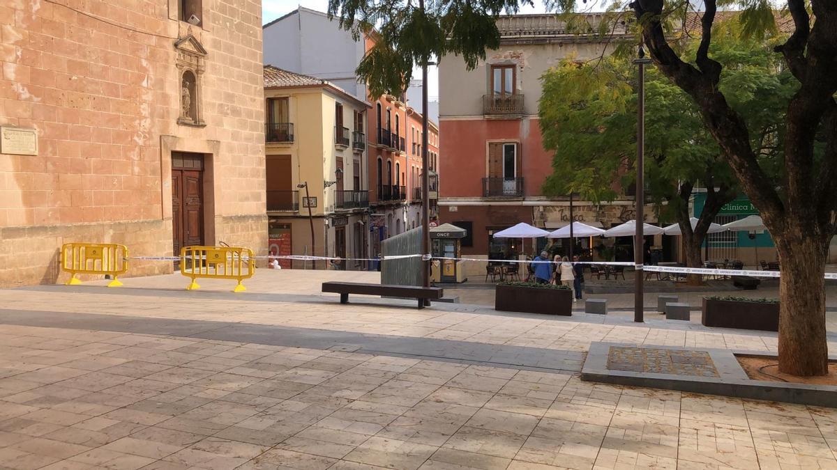 La plaza se ha precintado y ahora se colocarán vallas con pie de hormigón