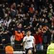 Hugo Duro celebra el gol del triunfo ante el Alavés, in extremis, con Mestalla de eufórico testigo