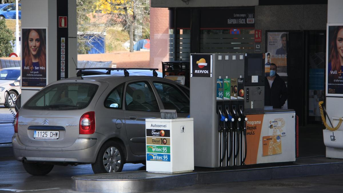 Exterior d'una gasolinera del Poblenou