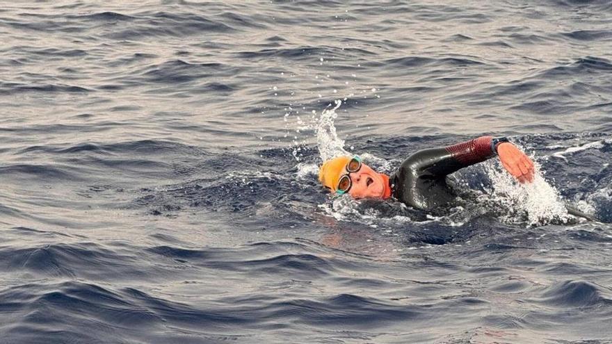 Txaro Tomasena logra un nuevo récord Guinness a sus 80 años: une a nado las islas de Lanzarote y Fuerteventura