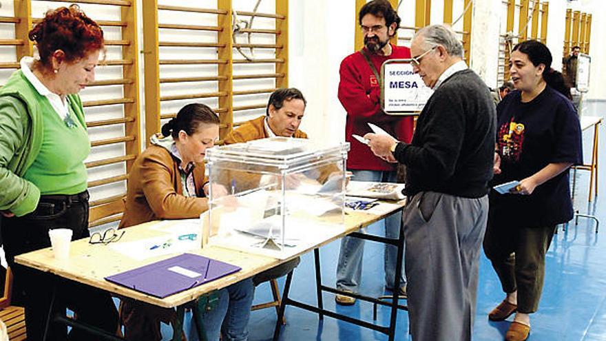 Ciudadanos de Las Palmas de Gran Canaria emiten su voto en las elecciones europeas de 2004