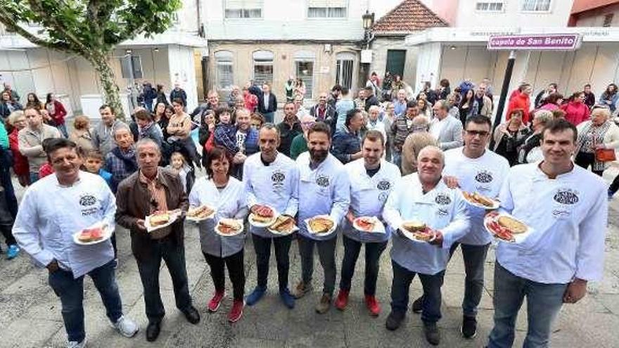 Apertura de la feria con la degustación gratuita, ayer en Porriño. // A.H.