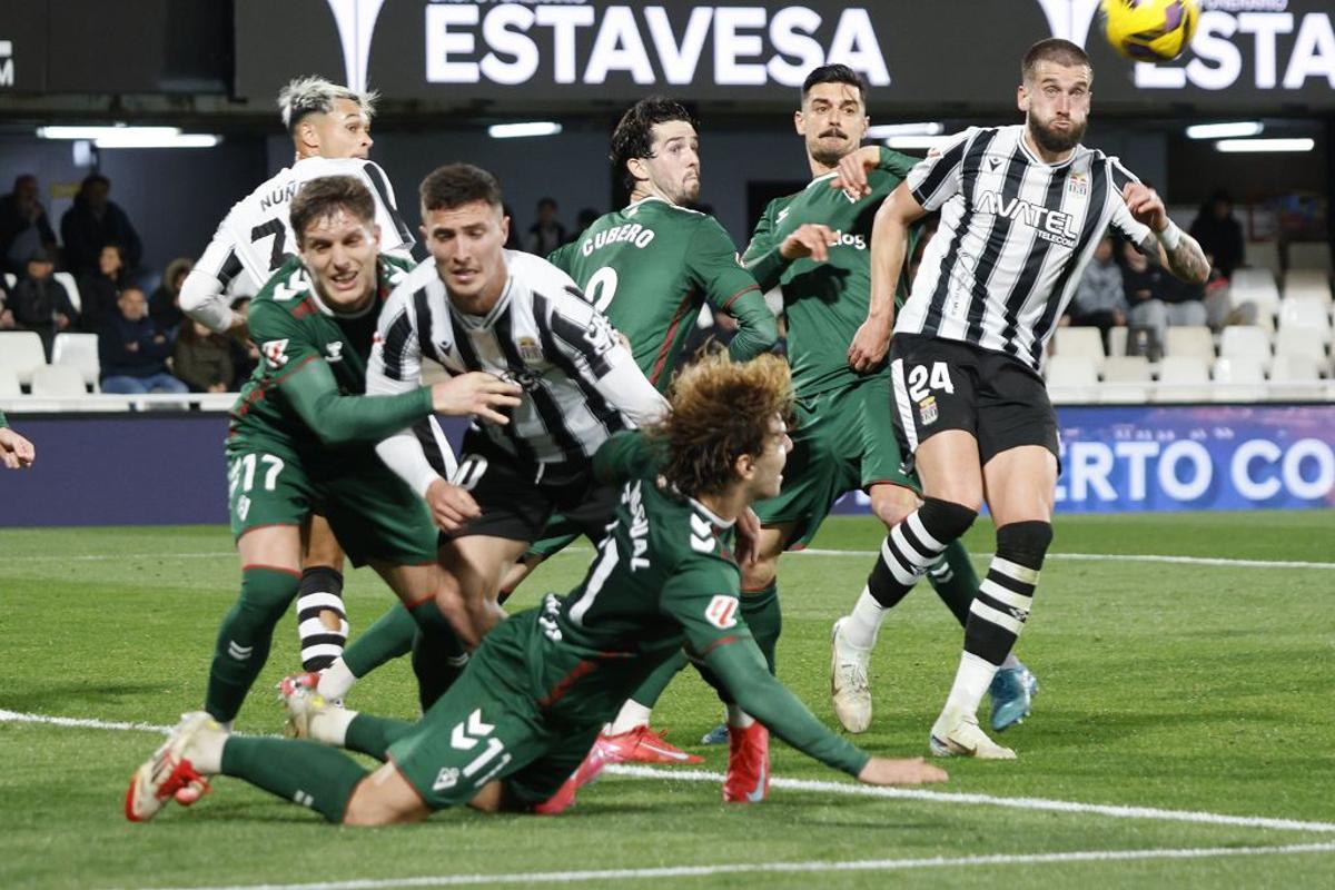La derrota en casa del FC Cartagena frente al Eibar, en imágenes