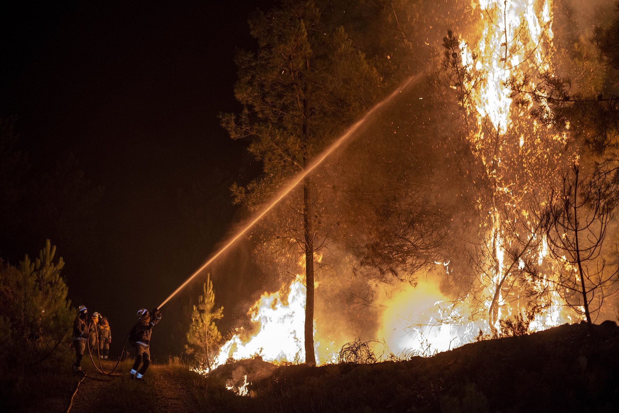 El incendio tuvo en vilo a los vecinos, arrasó al menos 150 hectáreas y afectó a la luz y las comunicaciones.