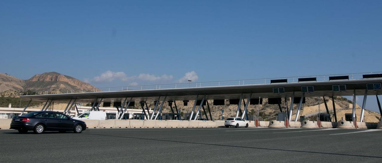 Peaje de la autopista de circunvalación de Alicante a la altura de Monforte del Cid. | JOSE NAVARRO