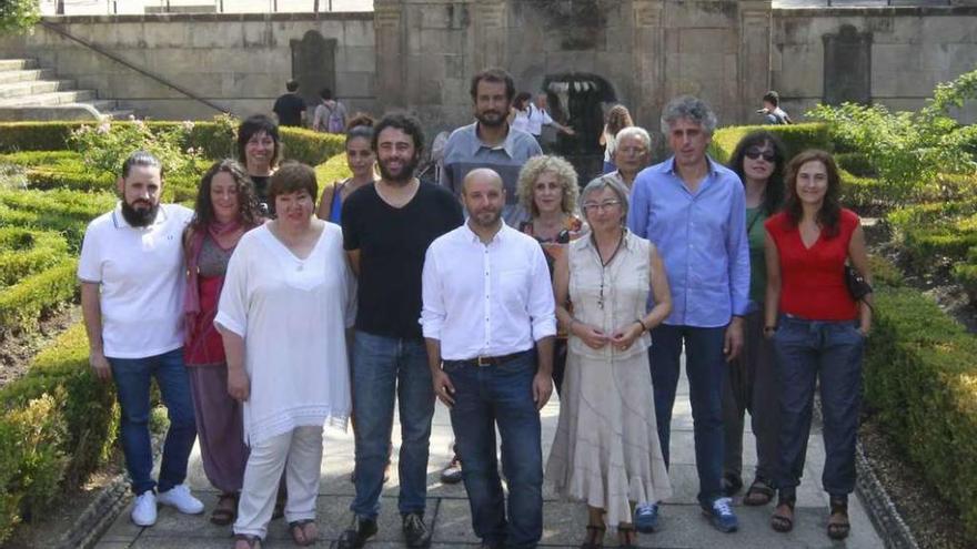 David Rodríguez,cuarto por la izquierda, en la presentacion de la lista de En Marea en Ourense. // J. Regal