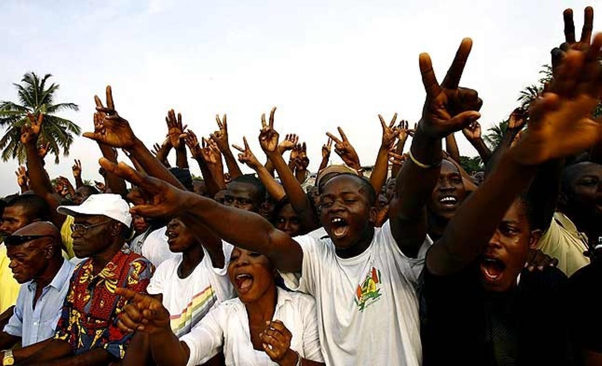 Partidaris del president titular, Laurent Gbagbo, protesten a Abidjan (Costa d’Ivori), després de la petició del líder dels Joves Patriotes de Costa d’Ivori, Charles Ble Goude, que els va animar a manifestar-se.