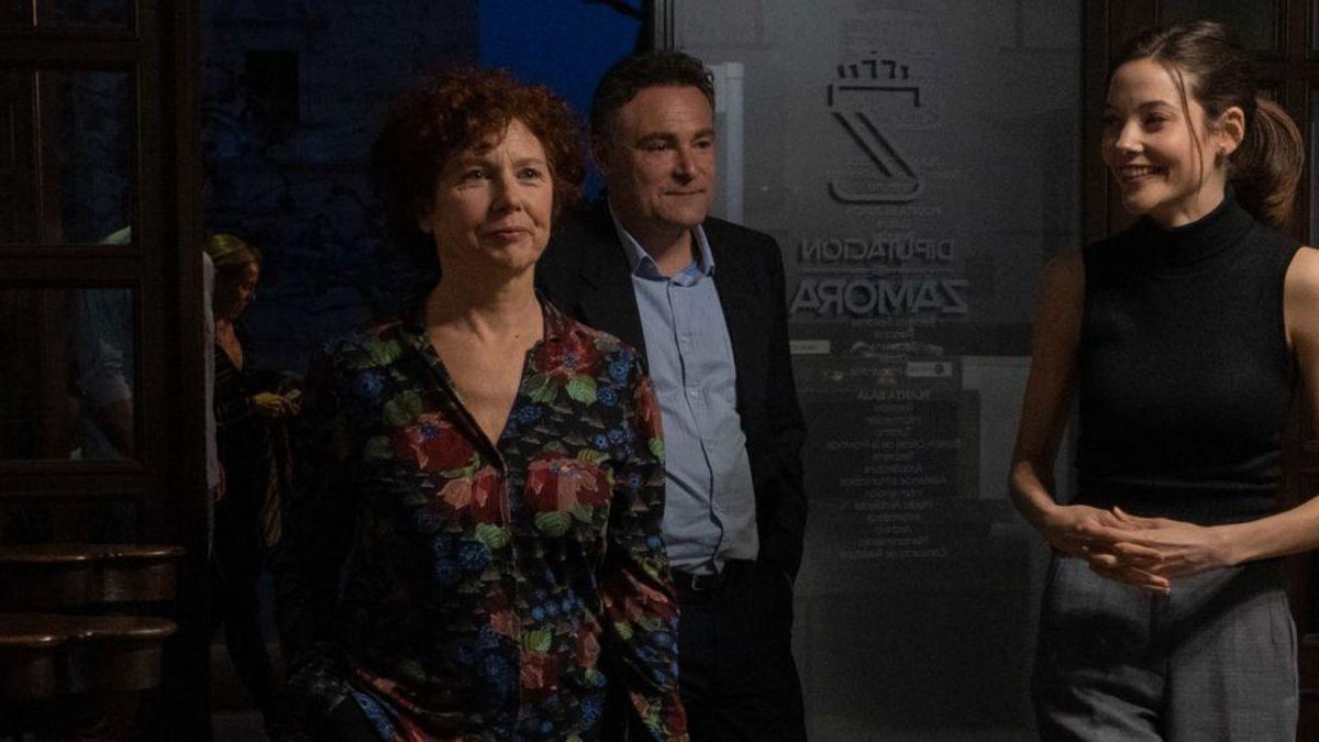 La directora Icíar Bollaín junto a los actores protagonistas Urko Olazabal y Mireia Oriol.