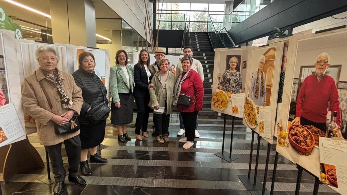 La alcaldesa de Almassora, María Tormo, ha visitado la exposición de la 'Almapedia' que se encuentra en el vestíbulo del Ayuntamiento.