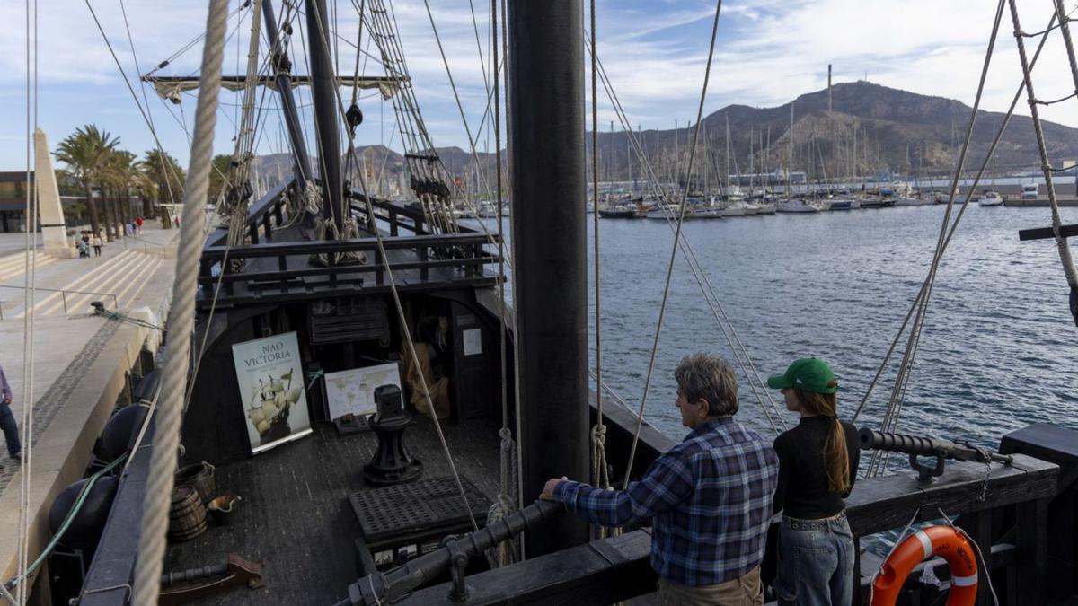 La Nao Victoria puede visitarse en el puerto hasta el 10 de diciembre. | IVÁN URQUÍZAR