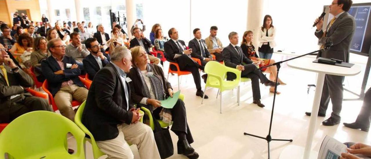 Jesús Daniel Salas, director de CSC en Asturias, saluda a los asistentes a la jornada.