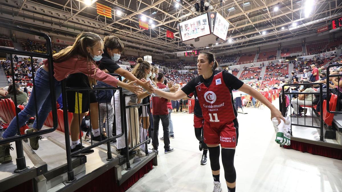 Vega Gimeno saluda a unos jóvenes el día del baloncesto femenino aragonés.
