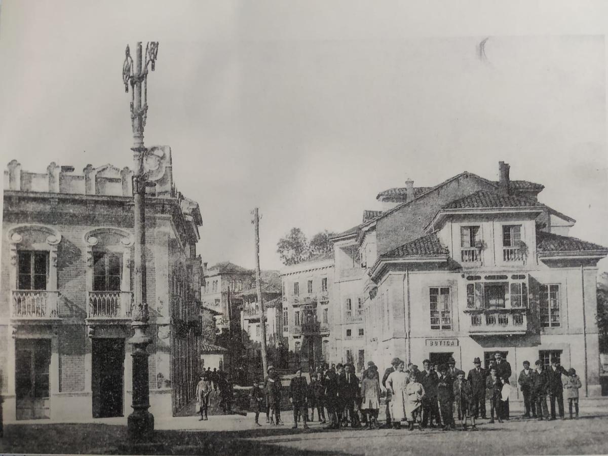 Imagen antigua, de principios del siglo XX, donde se ve a la derecha el edificio de la botica.