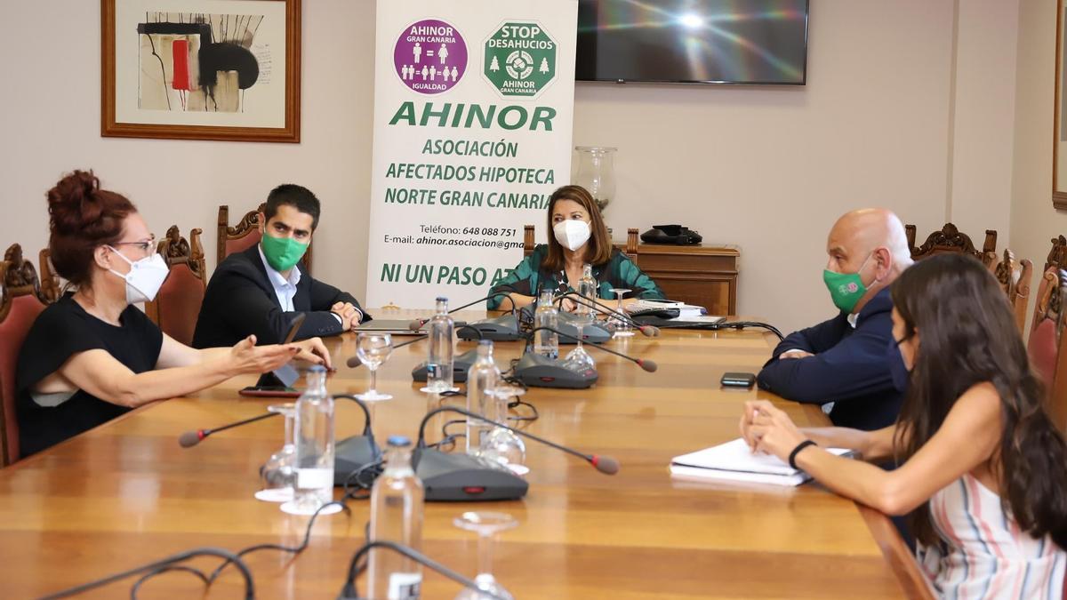 Reunión entre representantes de Ahinor y las consejeras Isabel Martín y Rosa Callero en el Cabildo de Lanzarote