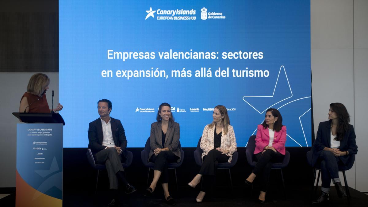 Mesa redonda sobre sectores en expansión más allá del turismo.