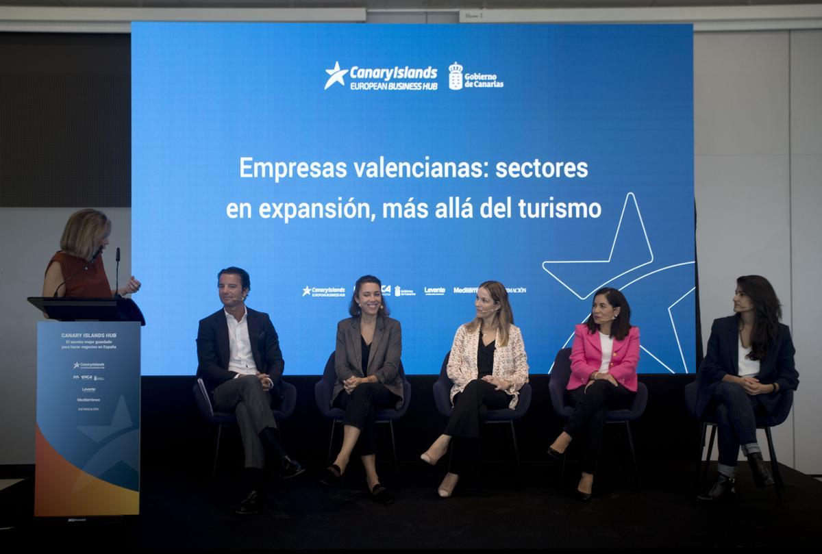 Mesa redonda sobre sectores en expansión más allá del turismo.