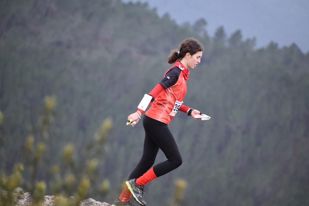 Una atleta del CAX Orientació durante la carrera en Cuenca.