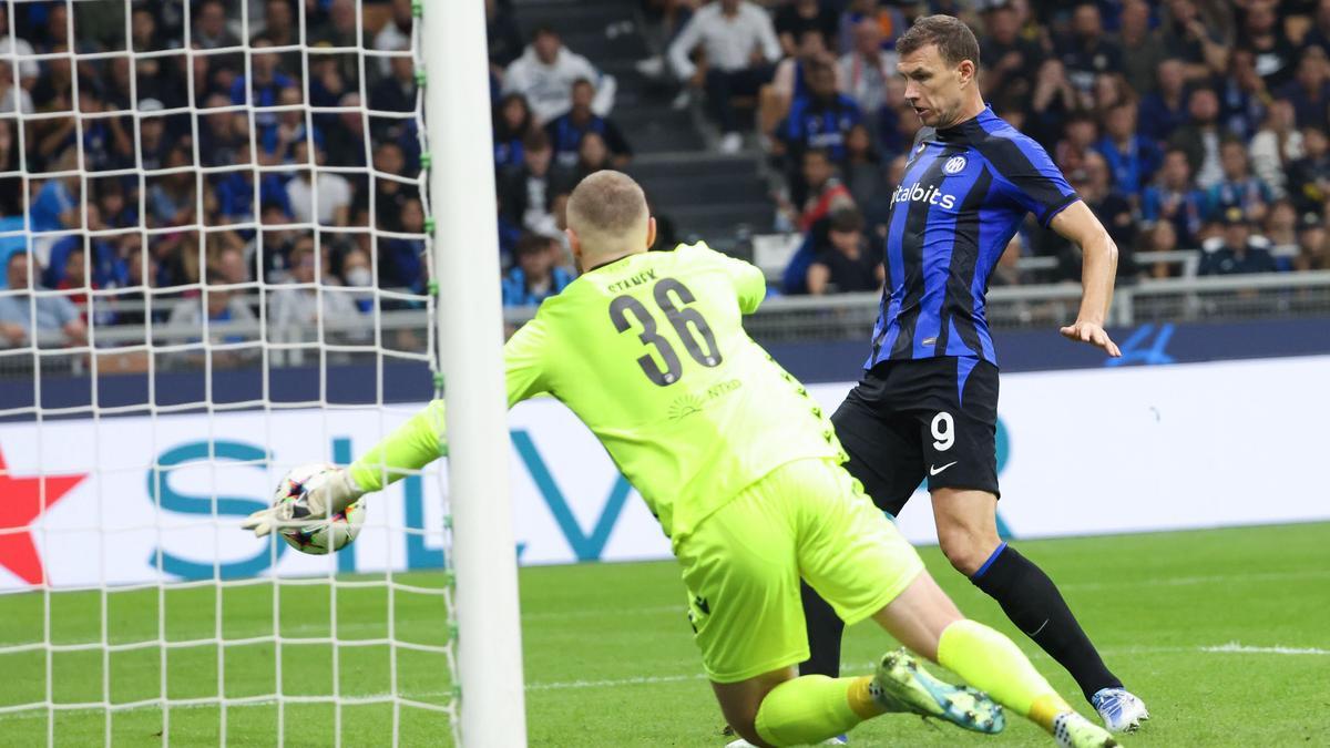 Edin Dzeko del Inter de Milán anota el segundo gol del equipo en el partido del Grupo C de la Liga de Campeones de la UEFA entre el FC Inter y el Viktoria Plzen en el estadio Giuseppe Meazza de Milán