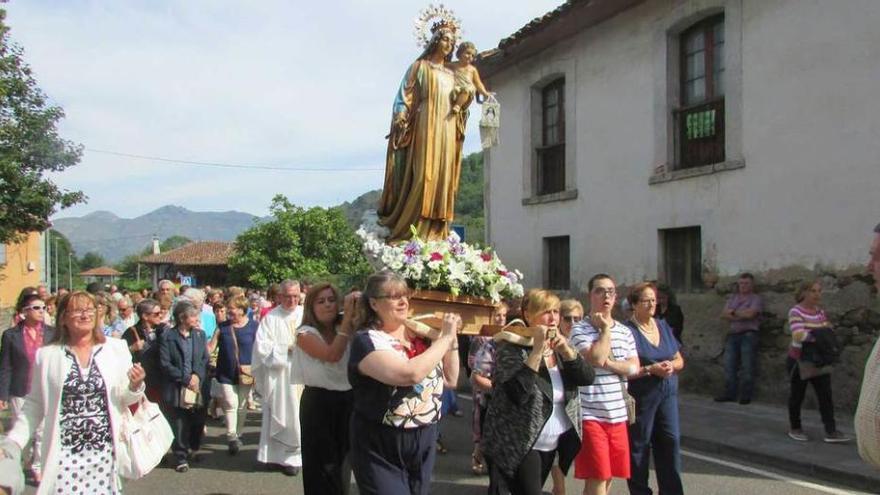 La imagen de la Salud, ayer durante la procesión.