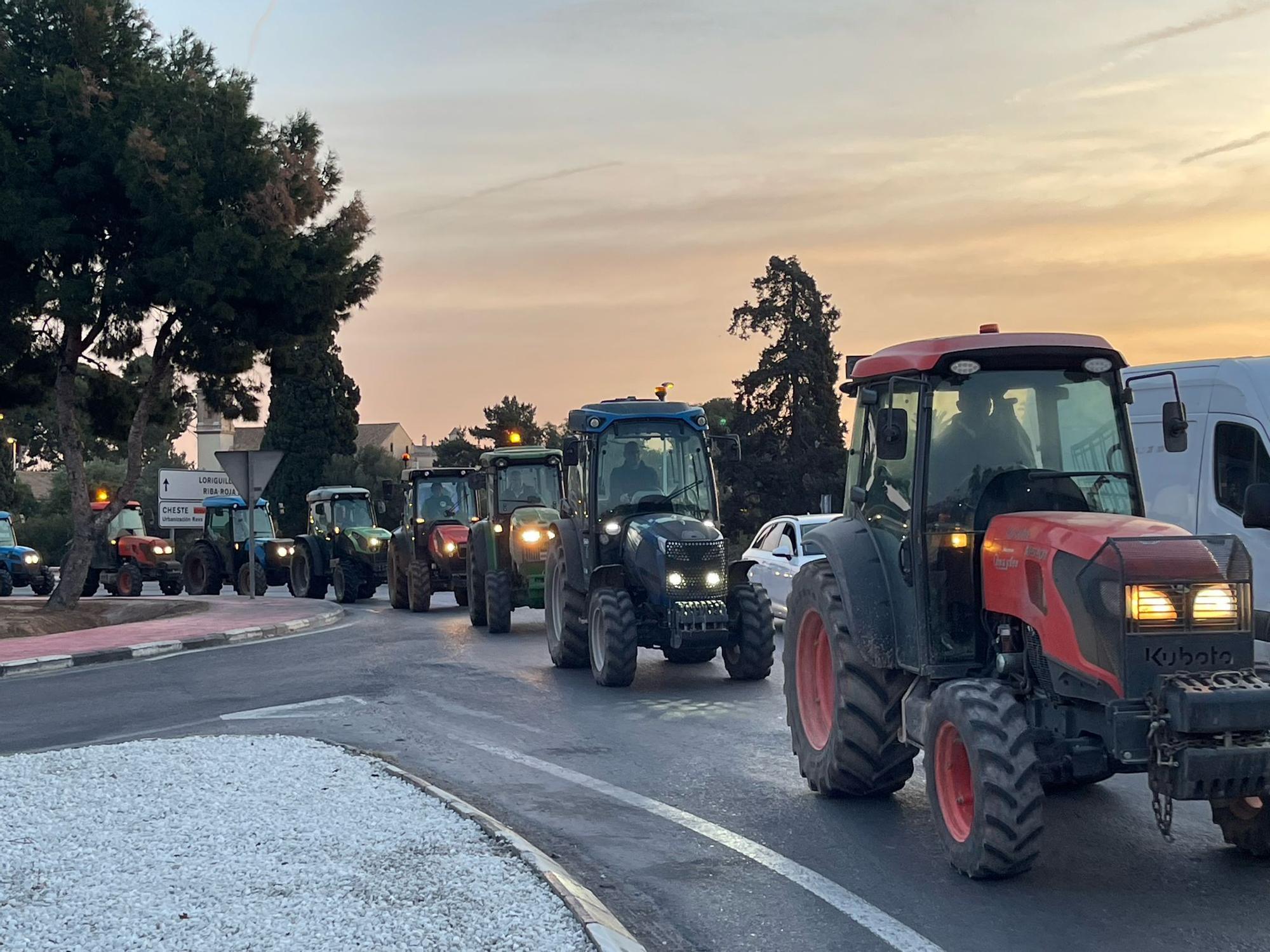 Una caravana de tractores irrumpe en dirección a València