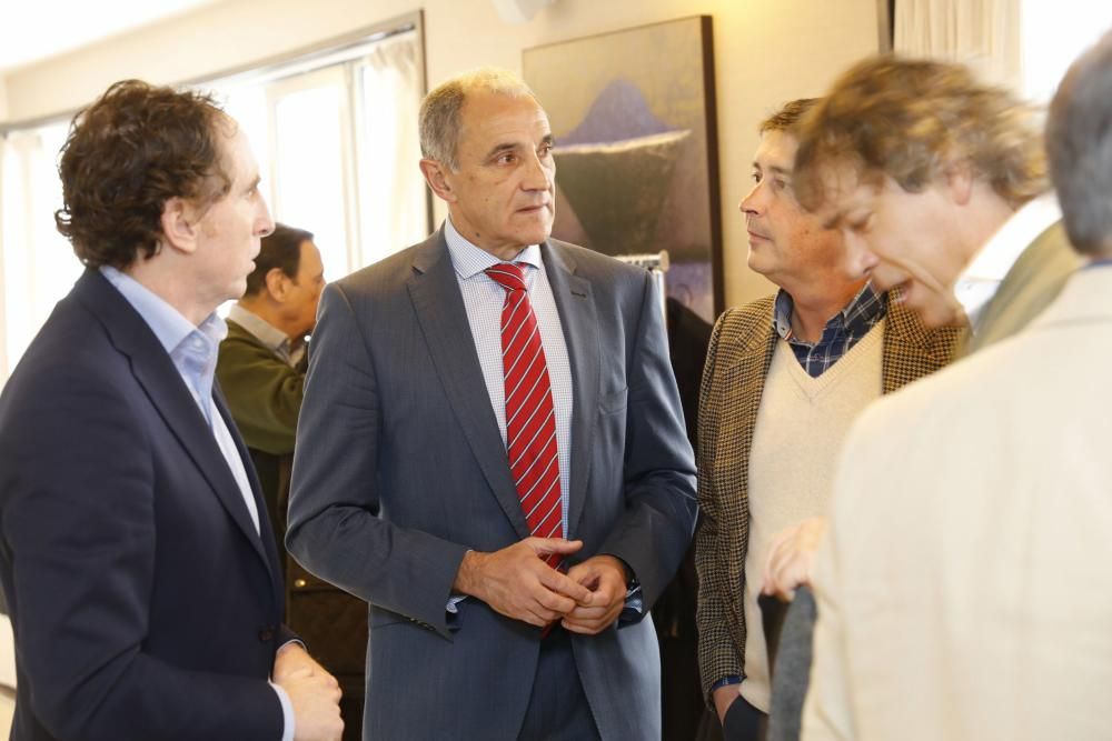 Eloy Olaya recibe la insignia de oro de la Asociación de Veteranos del Sporting