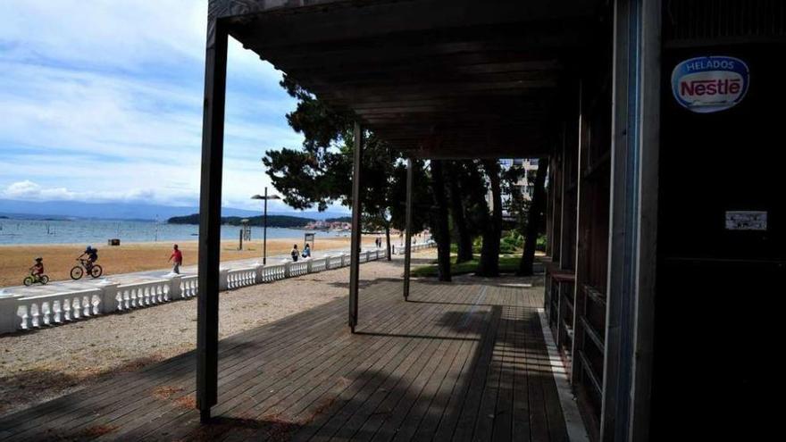 El pabellón de servicios donde está situado el kiosco-bar del parque de la playa Compostela. // I. Abella