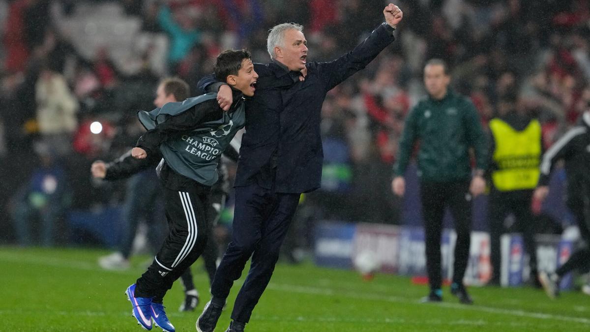 Mourinho celebra el tanto de la victoria del Benfica contra el Madrid.