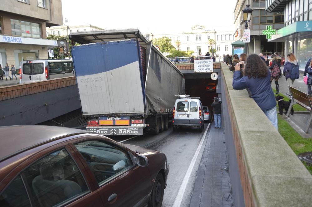 El conductor no se percató de las señales que advierten de las dimensiones del túnel y descendió la rampa.