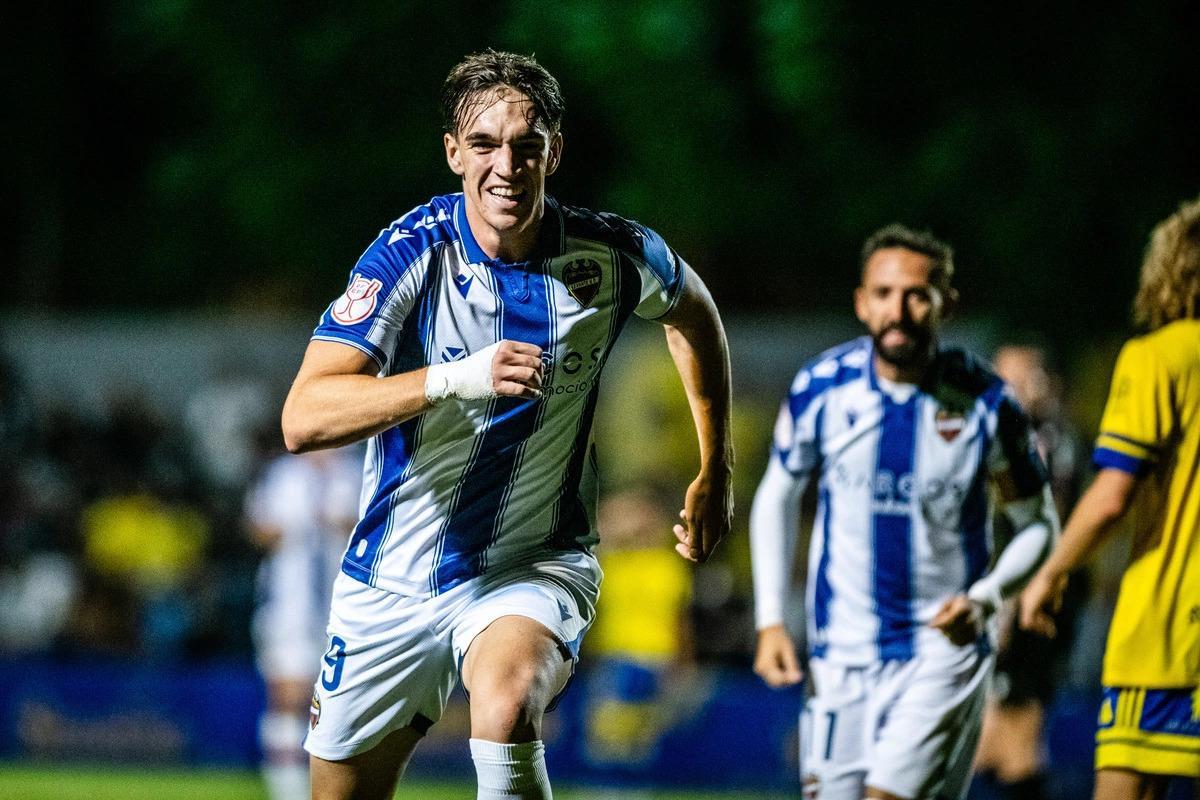 Carlos Espí celebrando uno de sus goles ante el Orihuela